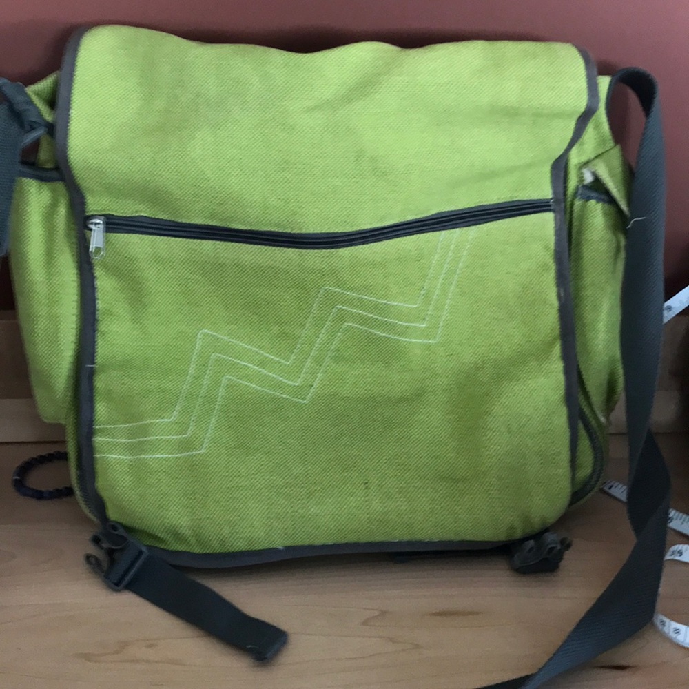 SALE 2 for $20💥 Onyx & Green Messenger-bag